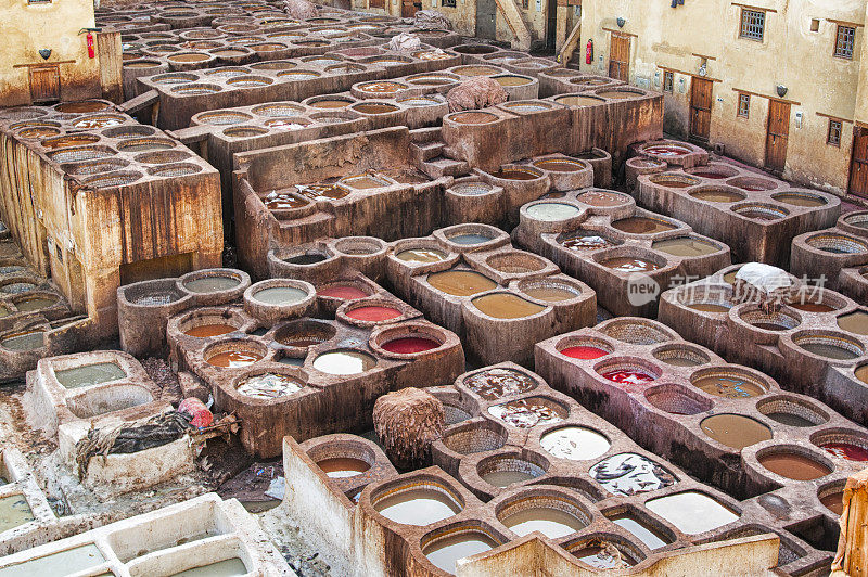 非洲摩洛哥Fes El Bali古麦地那的传统制革厂。